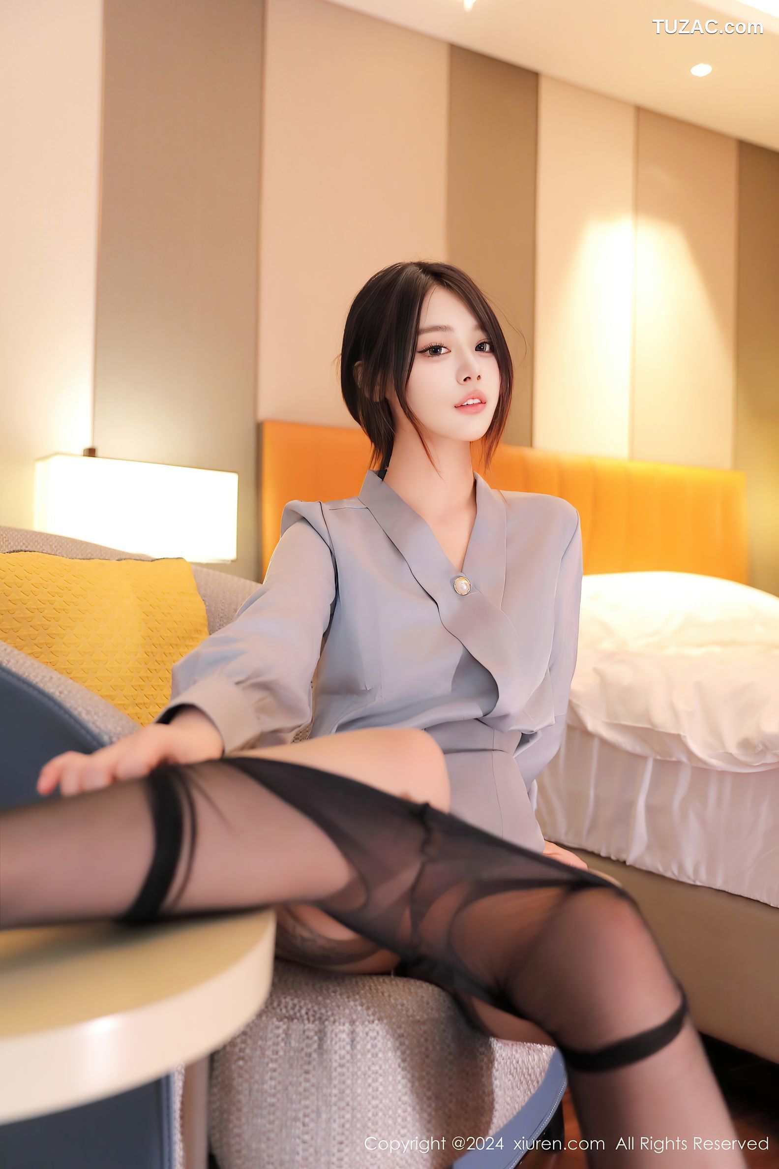 XiuRen秀人网-9202-蛋蛋宝-OL浅灰裙装黑丝淡紫内衣爆乳-2024.09.24