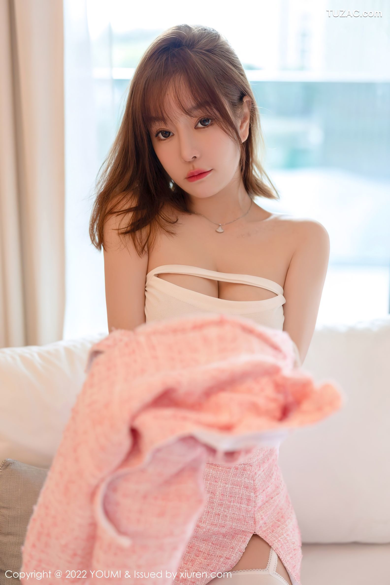 YouMi尤蜜荟-749-王雨纯-三亚旅拍粉色外衣白色内衣白丝吊带袜-2022.02.08