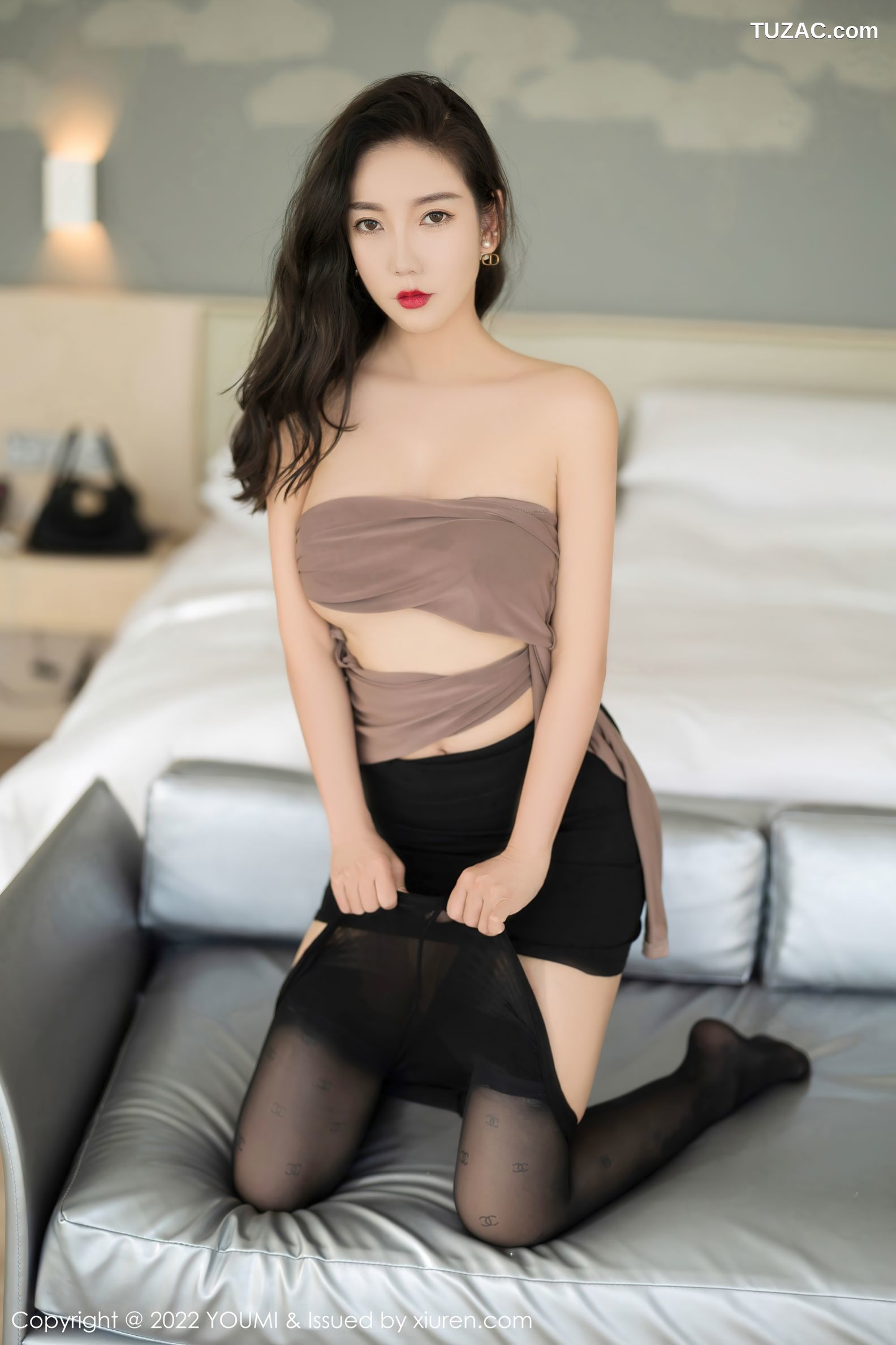 YouMi尤蜜荟-750-艾静香-三亚旅拍咖啡色上衣黑短裙超薄黑丝-2022.02.10