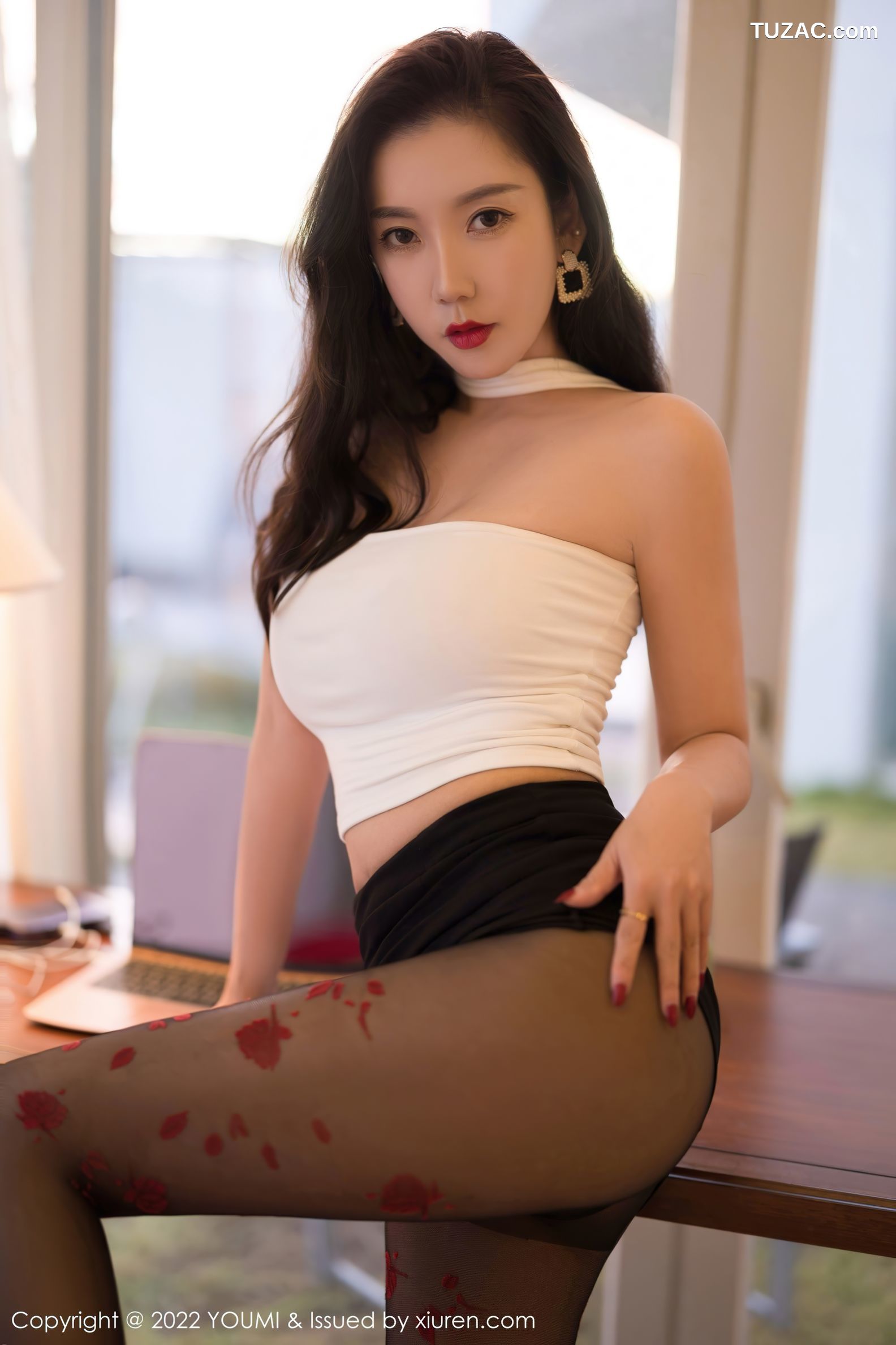 YouMi尤蜜荟-756-艾静香-白色抹胸黑短裙黑丝