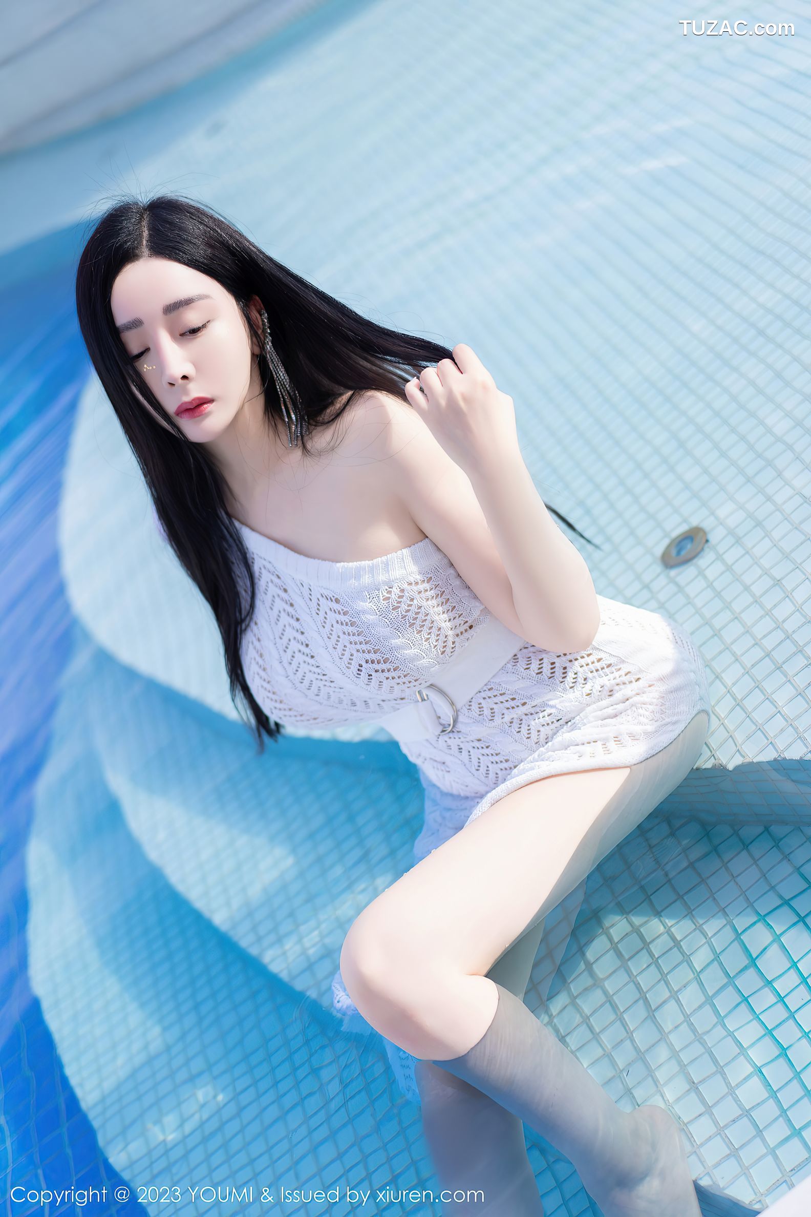 YouMi尤蜜荟-960-允爾-泳池拍摄性感白色缕空连衣裙-2023.07.05